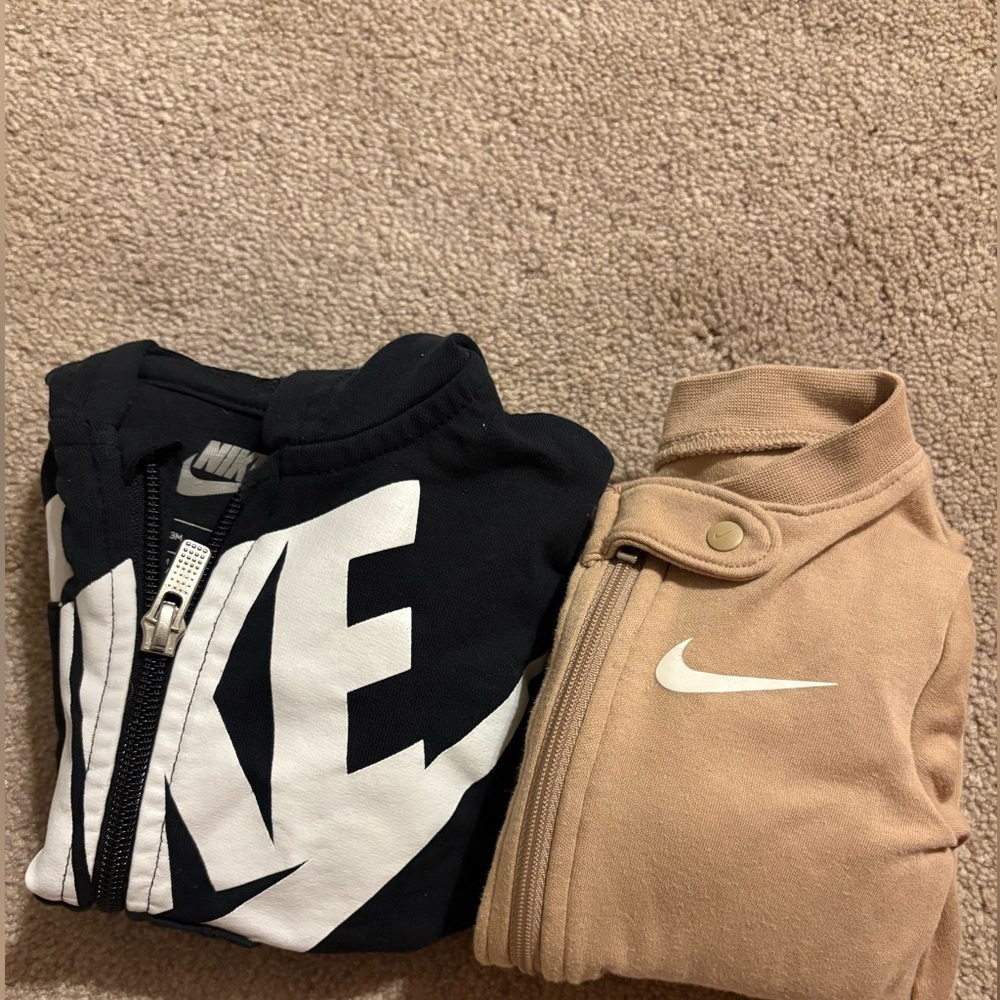 Set of two Nike baby outfits